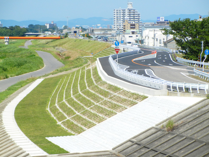 庄内川稲葉地築堤護岸工事